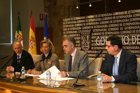 El consejero, en el centro, junto al presidente de CERMI, a su izquierda, Cristina Herrera y Juan Bravo.