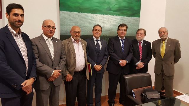 Fotografía de la Comisión Ejecutiva de FUTUEX con el Presidente de la Junta de Extremadura.