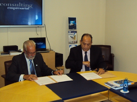 En la imagen, momento de la firma del Convenio. De izquierda a derecha, Francisco J. Valverde (FUTUEX) y Celestino Suero (CE Consulting). 