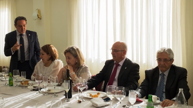 En la imagen, José-Luis de Pedro, Presidente de FUTUEX, en pie diciendo unas palabras. A su derecha, sentados, Blanca Condiño, Amparo Brito, José Condiño y Ramón Rocha.