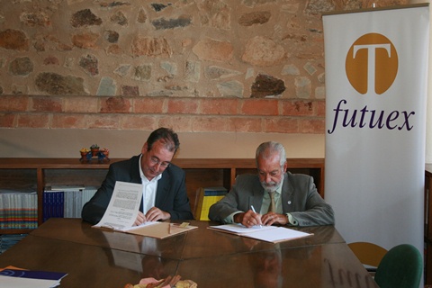 Momento de la firma del convenio de colaboración. A la izquierda, Alexandre Martínez, Presidente de AFEM, y a la derecha, Francisco J. Valverde, Presidente de FUTUEX