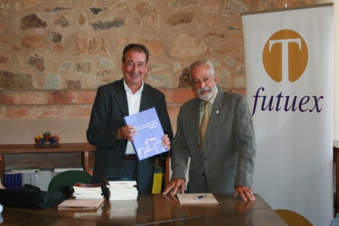 En la imagen, Alexandre Martínez, con un ejemplar del Informe 'Olivenza', y Francisco J. Valverde.