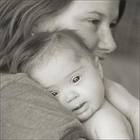 En la imagen, un bebé con síndrome Down en brazos de su madre