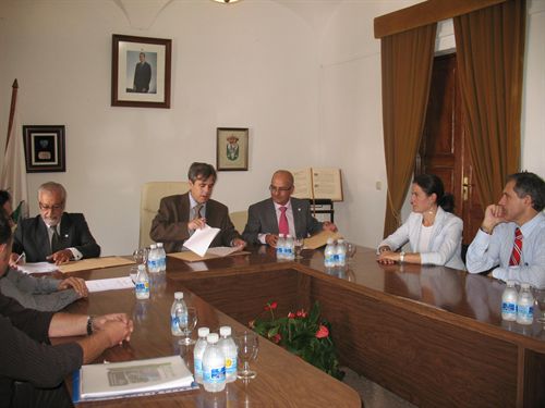 En la imagen, momento de la firma del convenio entre el Ayuntamiento de Valverde de Leganés, Fundación Albear de Extremadura y FUTUEX