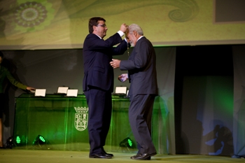 Imagen de Francisco de Jesús Valverde Luengo recibiendo la Medalla de Extremadura 2010