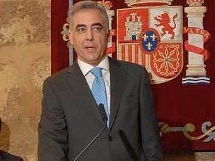 En la imagen, Fernández Perianes tomando posesión en un acto celebrado en la Sala de Banderas de la sede de Presidencia del Ejecutivo.