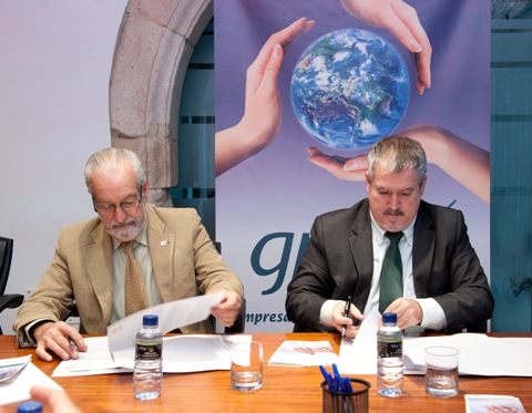 En la imagen, momento de la firma del Convenio de Colaboración entre GPEX y FUTUEX. A la izquierda, D. Francisco J. Valverde, Presidente de FUTUEX, y a la derecha, D. Jaime Ruiz, Director General de GPEX.