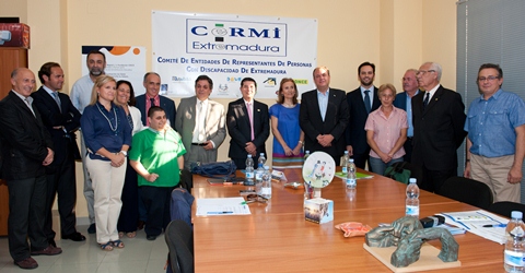 El presidente del Gobierno de Extremadura y representantes de CERMI-Extremadura