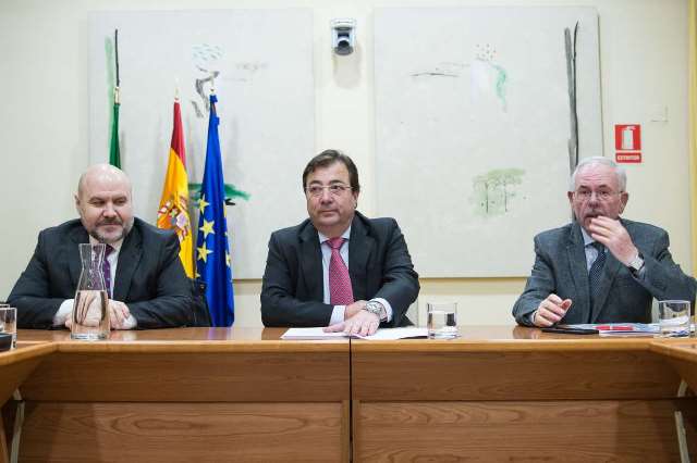 De izquierda a derecha, Luis Cayo, presidente de CERMI estatal, Guillermo Fernández Vara, presidente de la Junta de Extremadura, y Miguel Ortega, presidente de CERMI-Extremadura.