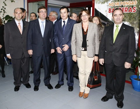 El Presidente de la Junta a la entrada de la sede de COCEMFE, en Badajoz