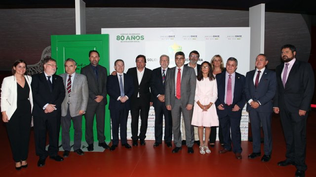 Premiados y autoridades asistentes a la entrega de galardones.