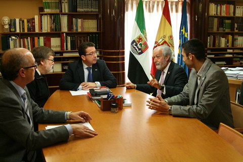 De izquierda a derecha, José Condiño, Secretario General Técnico de FUTUEX, Manuel López, Patrono de FUTUEX Delegado del Observatorio Estatal de la Discapacidad, Fernando Manzano, Presidente de la Asamblea de Extremadura, Francisco J. Valverde, Presidente de FUTUEX, y Víctor M. Rodríguez, Patrono de FUTUEX Delegado del Área de Ocio y Tiempo Libre.