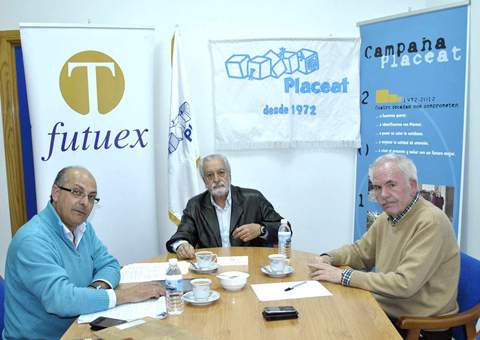 En la imagen, de izquierda a derecha: José Condiño, Secretario General Técnico de FUTUEX, Francisco J. Valverde, Presidente, y Miguel Ortega, Tesorero.