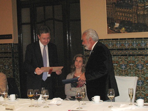 En la imagen, momento del almuerzo en que Francisco J. Valverde, actual Presidente de FUTUEX Y Presidente de la Asociación Placeat, entrega una placa conmemorativa de corcho de esta Asociación a José-Javier Soto, en reconocimiento a su entrega en pro de las personas con discapacidad.