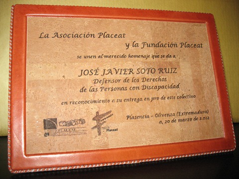 Detalle de placa conmemorativa de corcho de la Asociación Placeat y la Fundación Placeat.