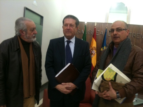 En la imagen, Francisco Valverde (izquierda), Federico Mayor (centro) y José Condiño (derecha).