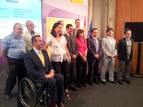 Foto de familia de presentación de la revista. A la izquierda, Antonio Jiménez, coordinador de programas del Observatorio Estatal de la Discapacidad, Francisco Valverde, Presidente de FUTUEX, e Ignacio Tremiño, Director General de Coordinación de Políticas Sectoriales sobre Discapacidad.